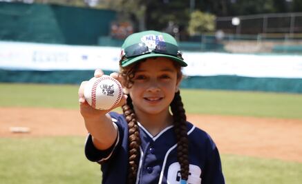 Ella es Romina, el futuro del béisbol mexicano