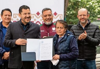 CDMX entrega predio a asociación de costureras