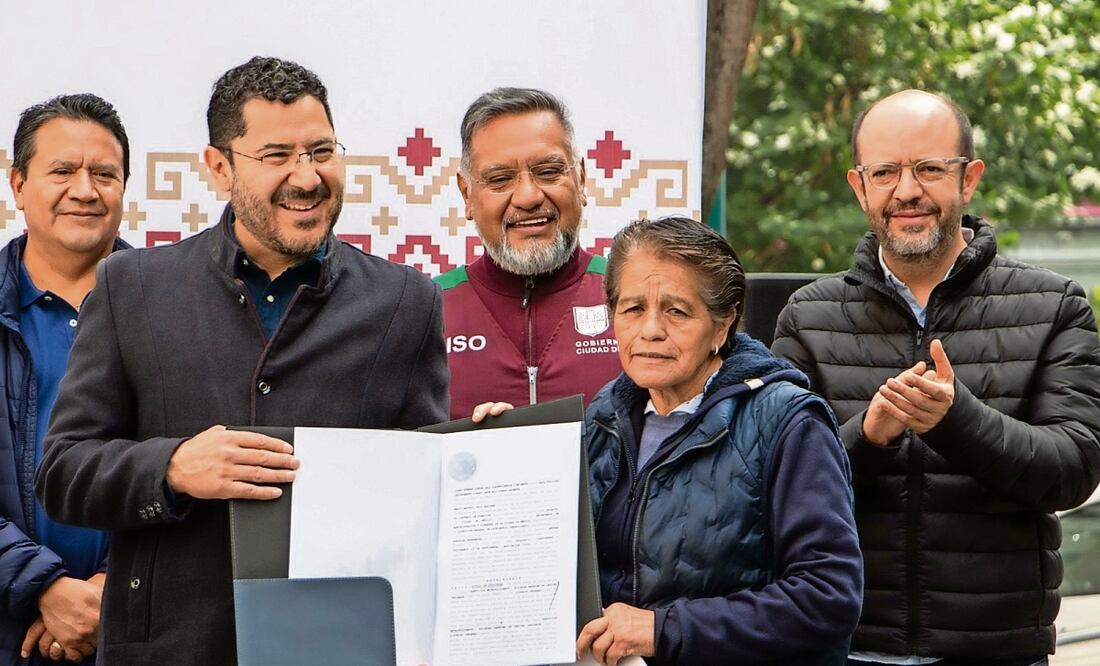 En una ceremonia protocolaria, autoridades capitalinas, encabezadas por el jefe de Gobierno, entregaron la posesión legal del predio de Manuel José Othón 160, colonia Obrera, a Costureras y Costureros 19 de Septiembre. Foto: Especial