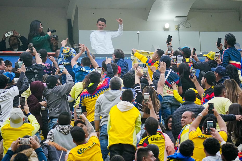 Álvaro Fidalgo con la afición del América en el estadio Ciudad de los Deportes - Foto: Imago7