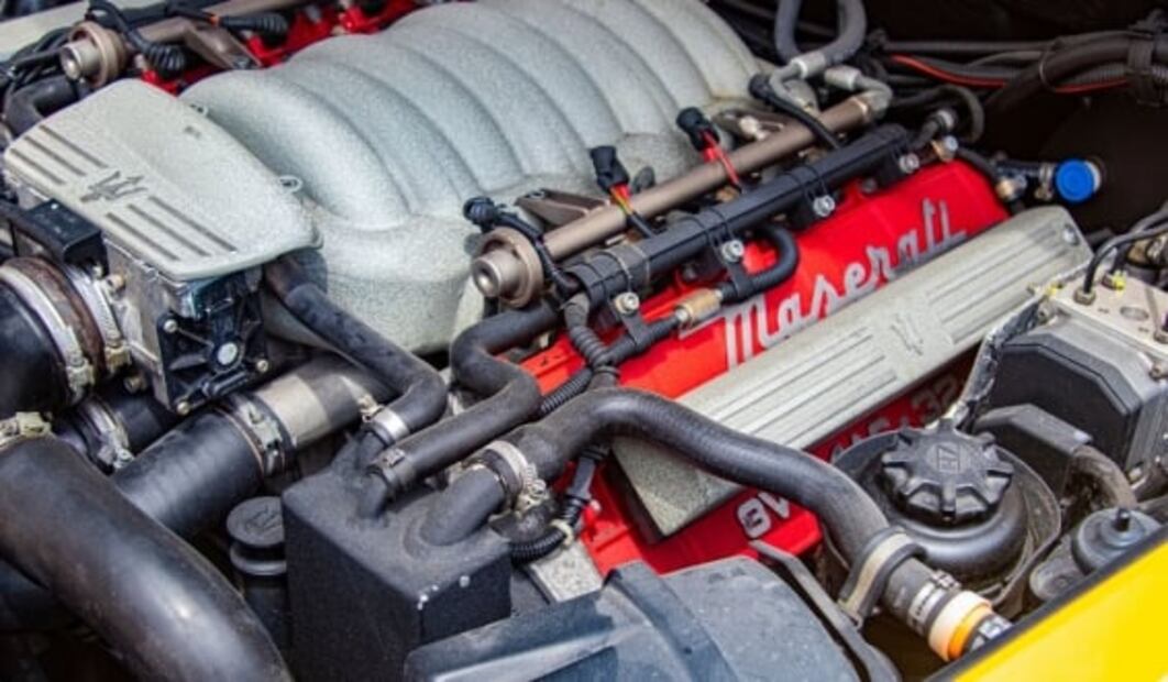 La difícil tarea de reparar un Maserati viejo 