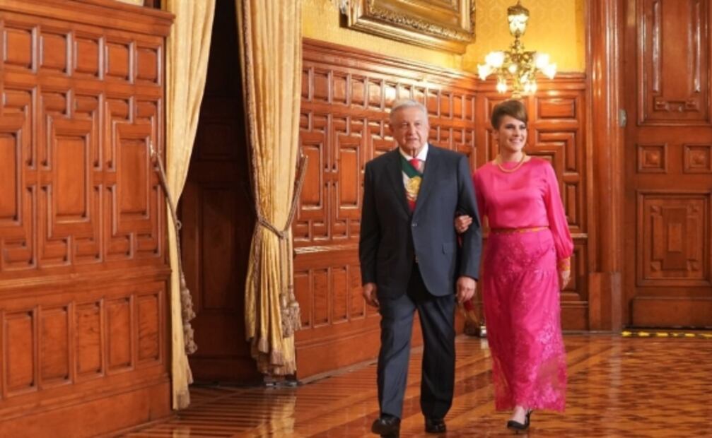 En fotos, el vestido rosa mexicano de Beatriz Gutiérrez Müller, su peinado y joyería para el Grito de Independencia