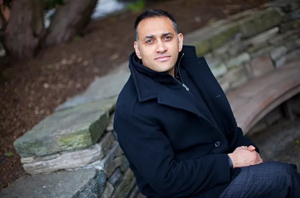 Las películas del cineasta palestino trabajan con materiales de archivo y registros personales para reconstruir una historia fragmentada por la ocupación y el desplazamiento. Crédito: Stephanie Mitchell/Harvard Staff Photographer