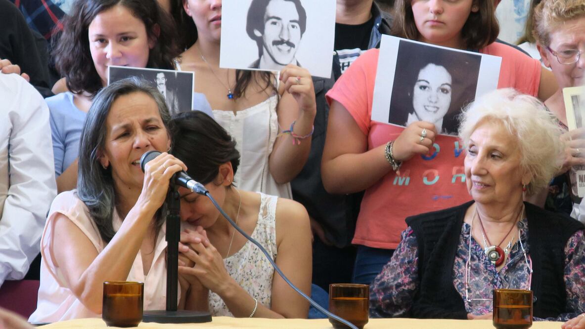 Adriana, niña apropiada durante la dictadura argentina (1976-1983), abraza a su tía de sangre durante una conferencia de prensa ante la mirada de la presidenta de las Abuelas de Mayo, Estela de Carlotto. (FOTO: EFE/Cristina Terceiro)