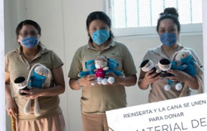Reclusas elaboran peluches para insumos contra Covid-19