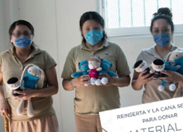 Reclusas elaboran peluches para insumos contra Covid-19