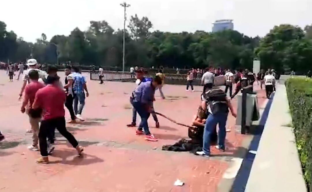 Un grupo de porros ataca con palos, piedras, bombas molotov y petardos a manifestantes del CCH Azcapotzalco. FOTO: ARCHIVO EL UNIVERSAL