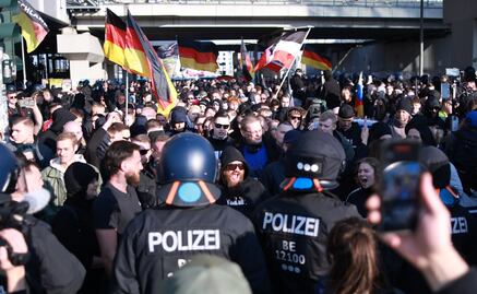 Reportan 40 detenidos en manifestación neonazi y contramanifestación antifascista en Berlín; uno hizo el saludo de Hitler
