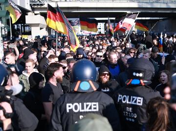 Reportan 40 detenidos en manifestación neonazi y contramanifestación antifascista en Berlín; uno hizo el saludo de Hitler