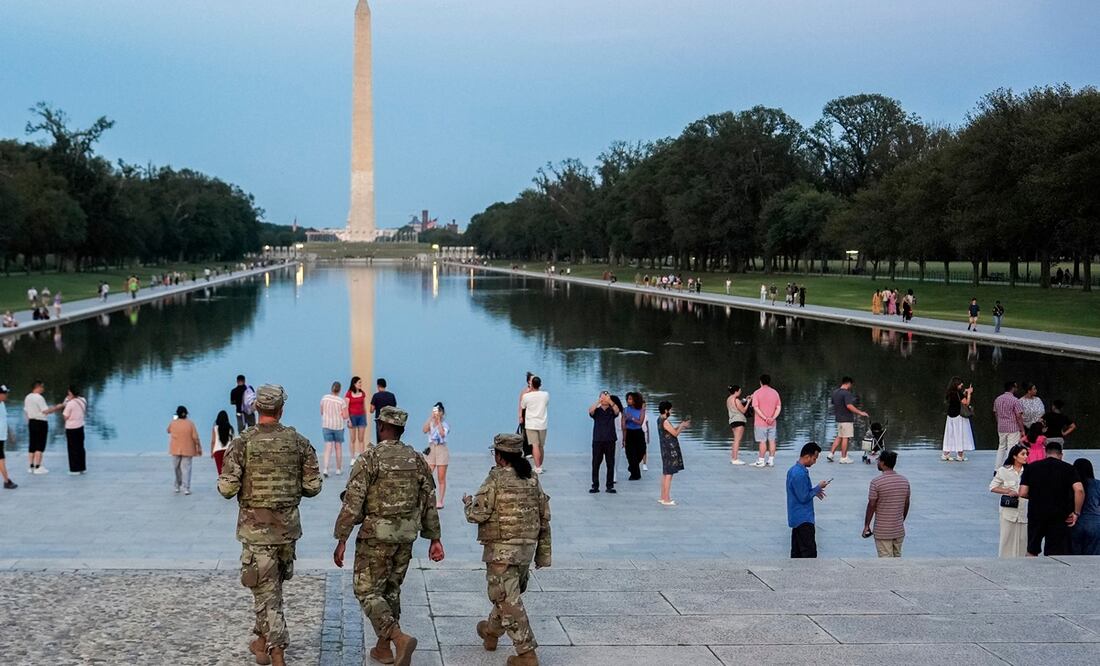 Miembros de la Guardia Nacional del Distrito de Columbia patrullan el National Mall. Foto: AP