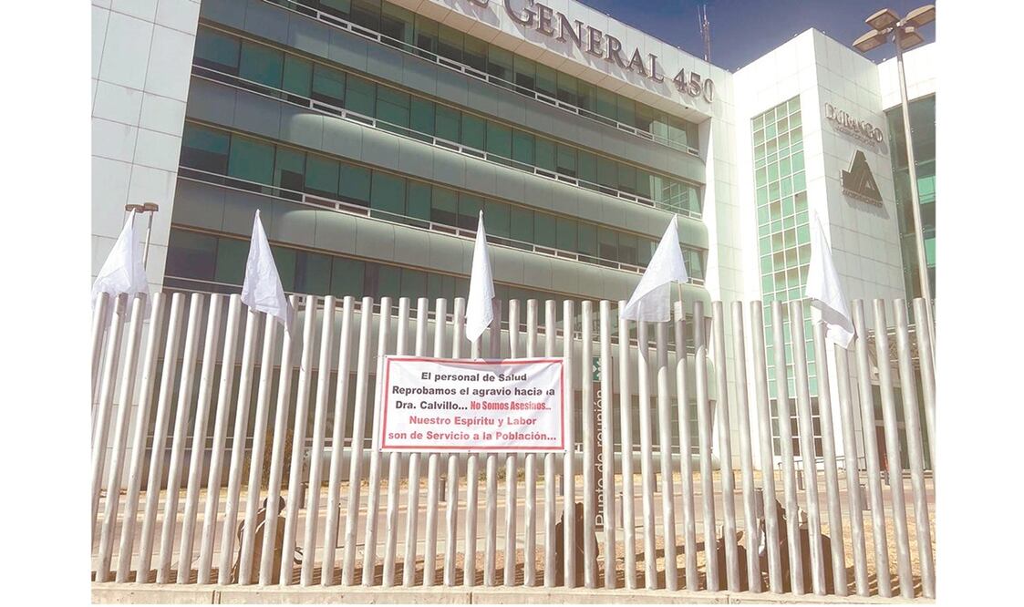 Médicos se manifestaron a favor de la doctora Azucena, quien, dijeron, es una persona que está al frente de áreas Covid. Foto: ESPECIAL