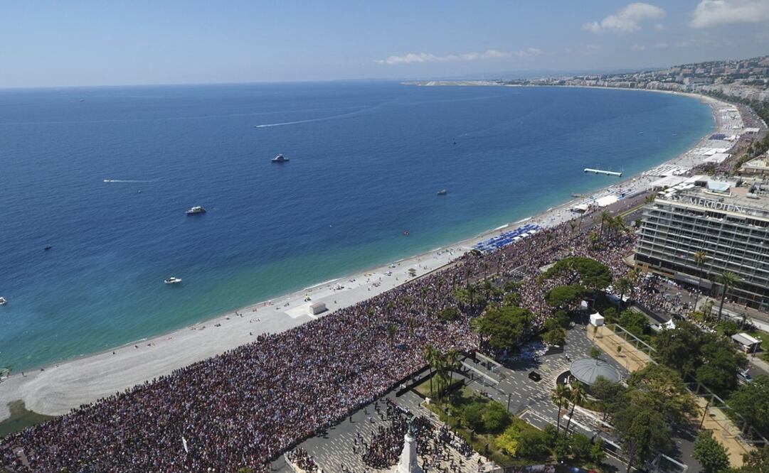 Vista aérea del paseo de los ingleses, donde miles de personas guardan un minuto de silencio en memoria de las víctimas del ataque en Niza. (Foto: Archivo EFE)