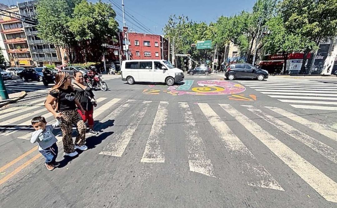 En avenida Querétaro y Cuauhtémoc, en la colonia Roma, el paso de cebra peatonal está desdibujado. Foto: JUAN CARLOS WILLIAMS/EL UNIVERSAL