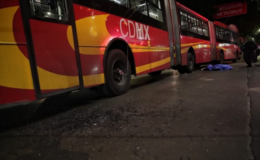 Una mujer que viajaba en una motocicleta perdió la vida tras impactarse con una unidad de metrobus sobre la avenida de los insurgentes esquina con la calle de Monterrey. Al lugar arribaron peritos para hacer el levantamiento del cadáver mientras el conductor de la moto fue trasladado como lesionado. Foto: Fernanda Rojas. EL UNIVERSAL