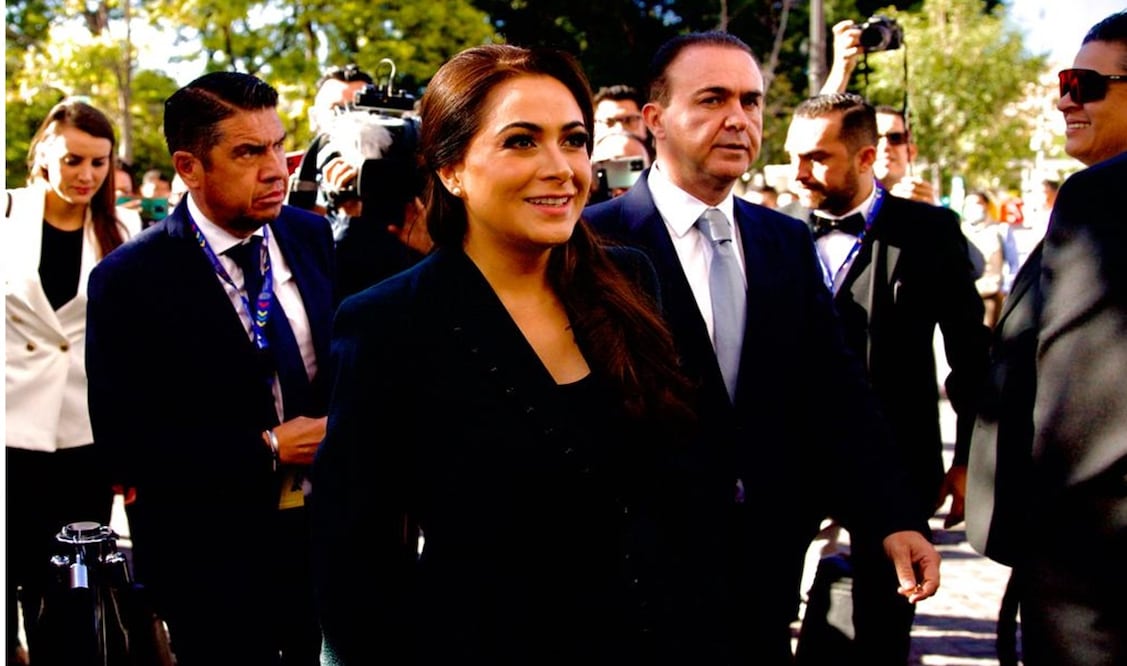 Al grito de "gooobernadora", "goooobernadora", María Teresa Jiménez fue recibida en el Congreso de Aguascalientes, donde rendirá protesta. Foto: Germán Espinosa