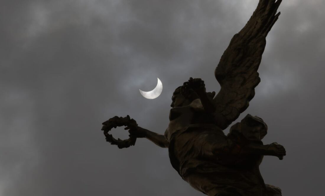 El Ángel de la Independencia, corazón de l CDMX, durante el eclipse solar 2023. Foto: Carlos Odín / EL UNIVERSAL