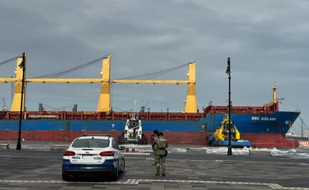 Por fuertes vientos, barco de carga choca contra el malecón de Veracruz 