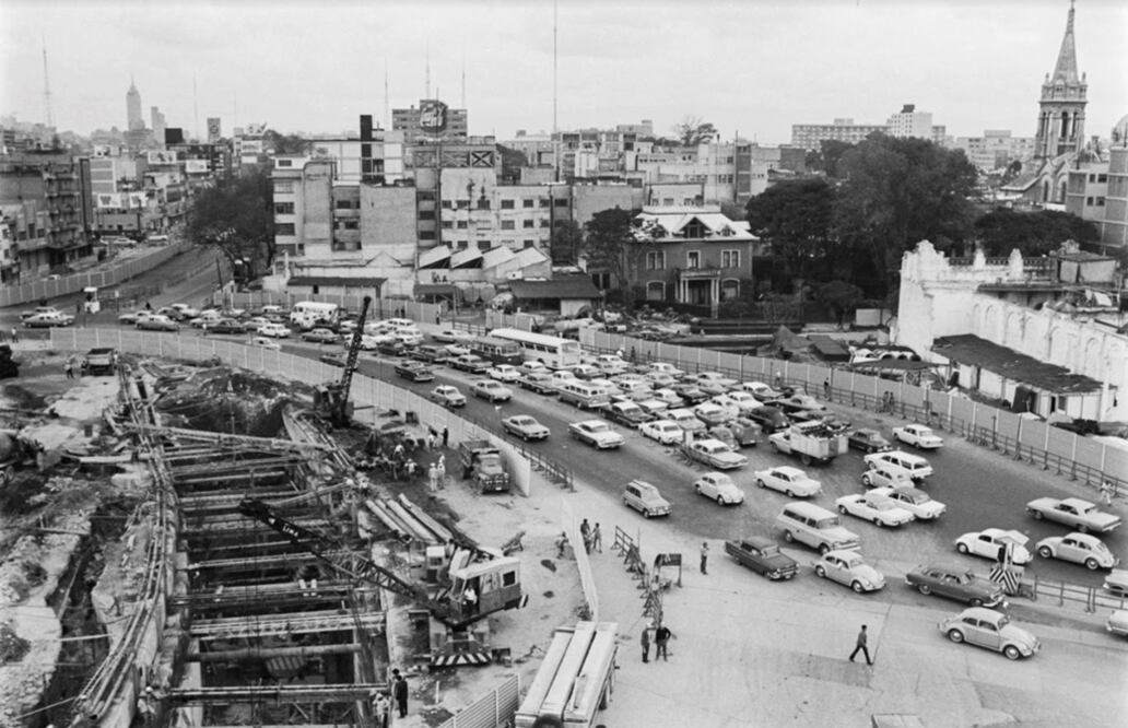 Una toma aérea en la que se aprecia la construcción de la glorieta del Metro Insurgentes en 1968. Entre otros detalles, del lado derecho sobresale el templo de la Sagrada Familia, en la esquina de Puebla y Orizaba, en la colonia Roma. Imagen cortesía: Bob Schalkwijk