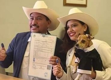 FOTOS Perrito chihuahua Rodrigo “firma” como testigo en boda de sus dueños en Sonora
