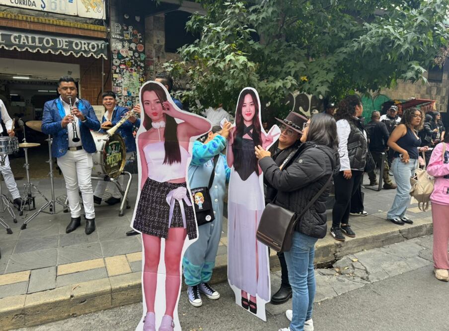 Fans de FreenBecky, esperan afuera del Teatro Metropolitan, recinto donde se encuentran las jóvenes tailandesas que han causado sensación con "Gap: The Series".
Foto: EL UNIVERSAL / César González
