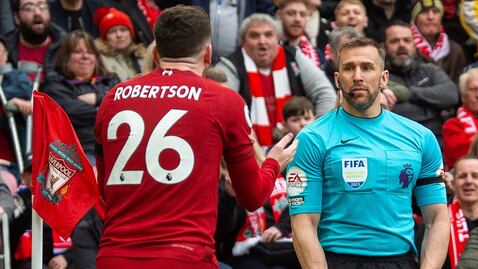 Premier League suspende al árbitro que agredió a jugador del Liverpool