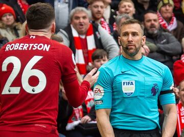 Premier League suspende al árbitro que agredió a jugador del Liverpool