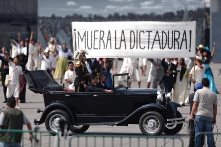 Escenifican en el Zócalo las "Primeras tres transformaciones" del país