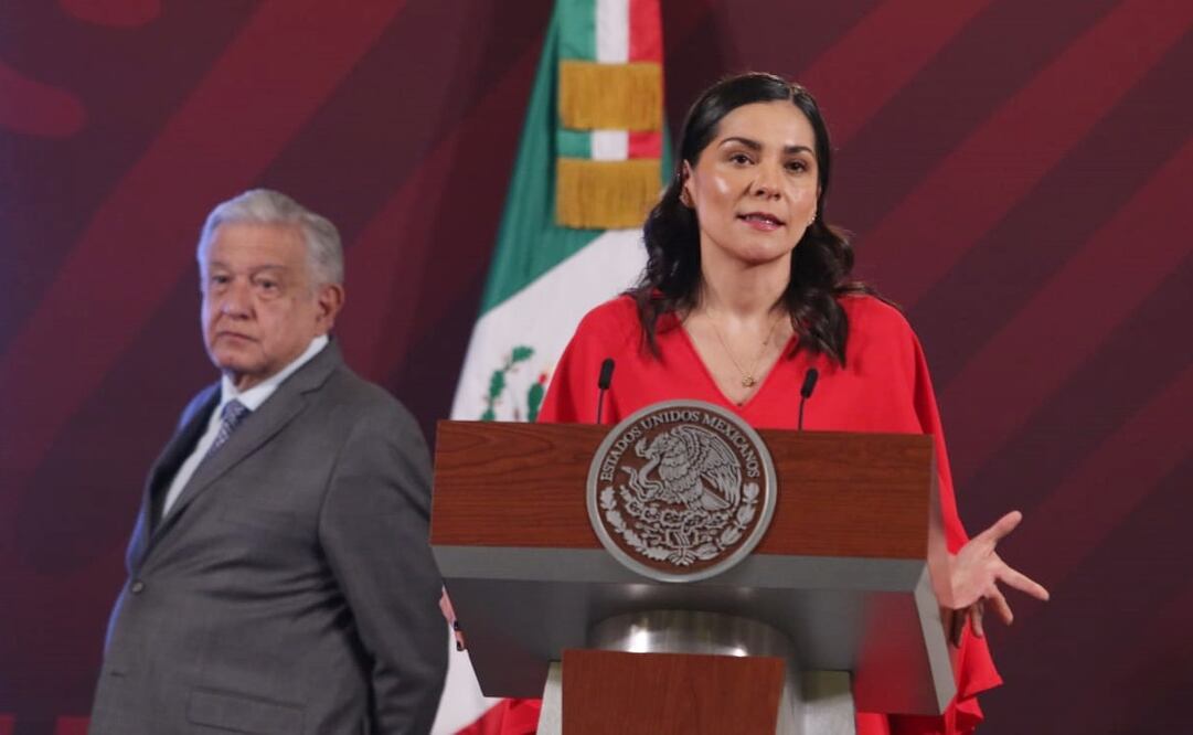 Elizabeth García Vilchis exhibe a la periodista Nayeli Roldán. Foto: Carlos Mejía / EL UNIVERSAL