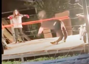 Luchador se rompe las piernas tras brincar al ring