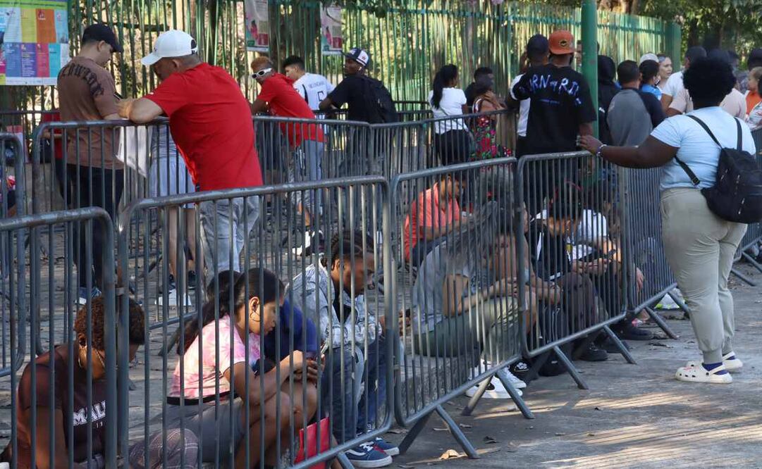 Migrantes hacen fila para solicitar asilo este lunes, en Tapachula (México). Tras las duras medidas antinmigrantes impuestas en su regreso al poder del presidente de Estados Unidos, Donald Trump, migrantes intentan hacerse de papeles de asilo en la ciudad de Tapachula, en el sureño estado de Chiapas, frontera con Guatemala, elevando hasta el 20 % su permanencia en territorio mexicano. Foto: EFE