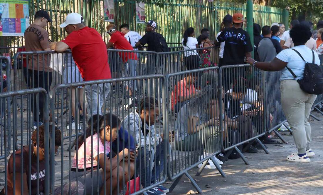 Migrantes hacen fila para solicitar asilo este lunes, en Tapachula (México). Tras las duras medidas antinmigrantes impuestas en su regreso al poder del presidente de Estados Unidos, Donald Trump, migrantes intentan hacerse de papeles de asilo en la ciudad de Tapachula, en el sureño estado de Chiapas, frontera con Guatemala, elevando hasta el 20 % su permanencia en territorio mexicano. Foto: EFE