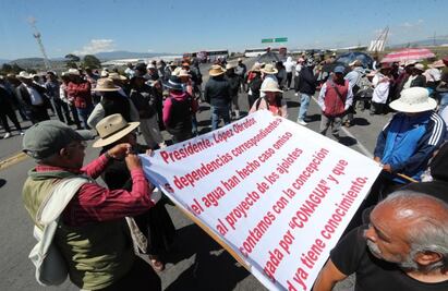 Habitantes de Temoaya bloquean la zona conocida como "El Trébol" en demanda de agua