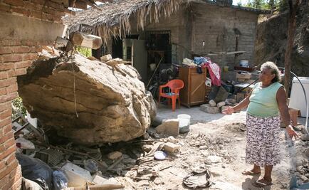 Tras sismo de 7.2 en Oaxaca, una enorme roca destruyó su casa