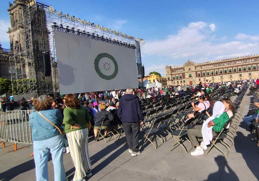 Se instalaron sillas metálicas frente a la pantalla que transmitirá el partido amistoso entre México y Portugal en el Zócalo capitalino. Foto: Arantxa Meave / EL UNIVERSAL