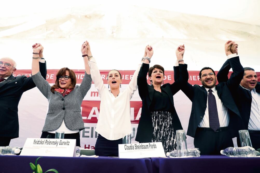 Arroparon a la virtual candidata los líderes nacional y local de Morena, Yeidckol Polevsky y Martí Batres; los líderes locales del PT Magdalena del Socorro Núñez, y del PES, Armando González, además de diputados y senadores. Foto: BERENICE FREGOSO.
