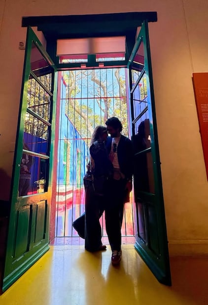 Andrea Legarreta y Luis Carlos Origel, posan enamorados en la Casa Azul.
Foto: Instagram andrealegarreta