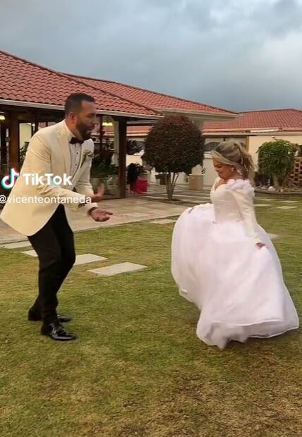 Luz Ma, la empresaria multimillonaria, "llega al altar" pero usuarios dicen que se trata de su primera comunión