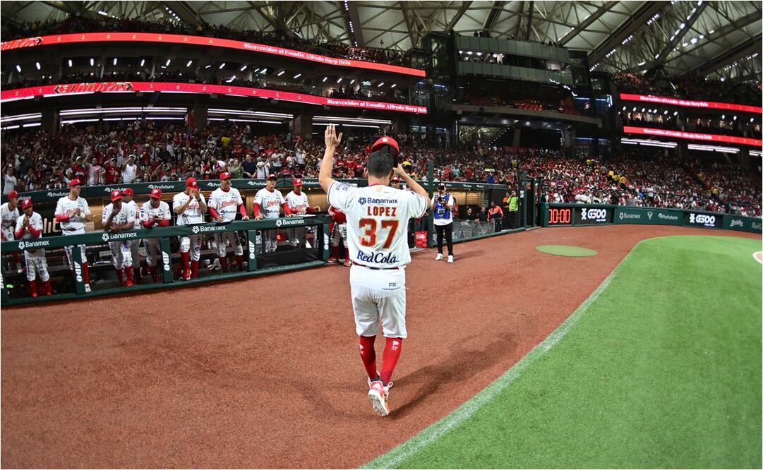 El pitcher Arturo López recibió una gran ovación en el estadio Alfredo Harp Helú. FOTO: @DiablosRojosMX