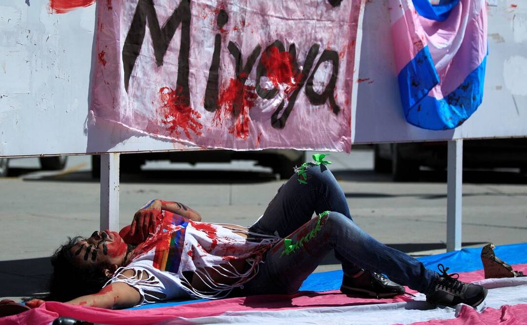 Un grupo de manifestantes de la comunidad LGBT protestan frente a las instalaciones de la Fiscalía General de Estado de Chihuahua Zona Norte, en Ciudad Juárez (México). Foto: Luis Torres/EL UNIVERSAL