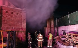 Incendio de fábrica en Teotihuacán deja un bombero lesionado; es trasladado al hospital para su valoración