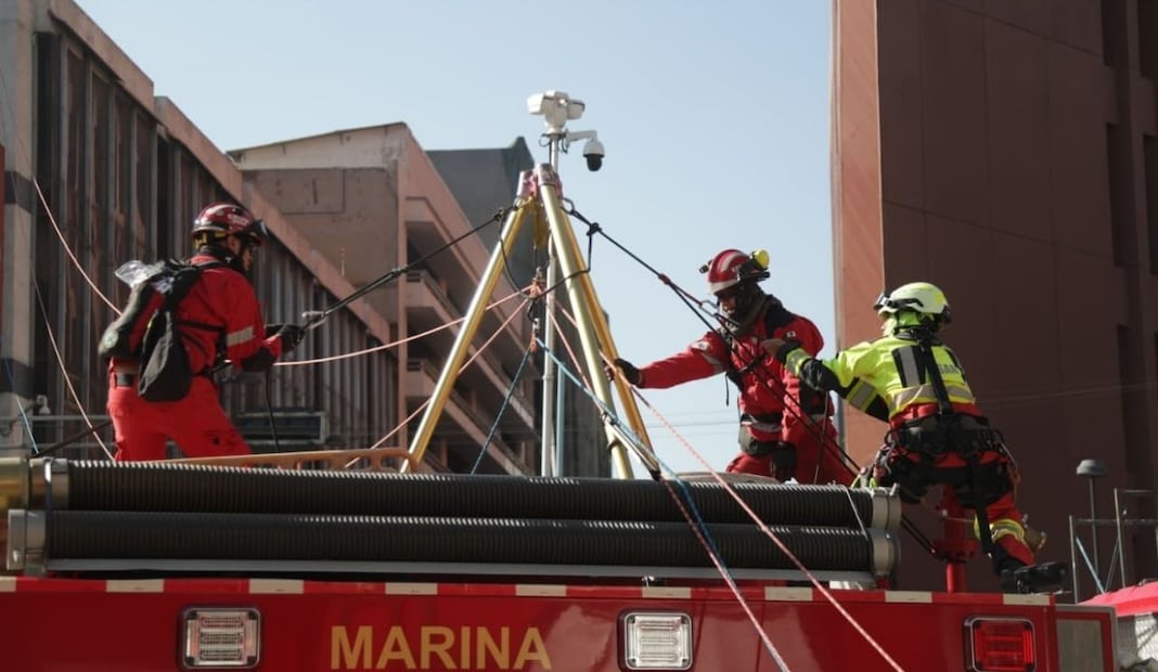 Preparativos para el simulacro sobre avenida Juárez. FOTO: CARLOS MEJIA/EL UNIVERSAL