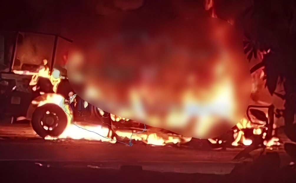 Habitantes de la comunidad indígena de Pomar, municipio de Aquila, Michoacán, le prendieron fuego a una camioneta y a un autobús de pasajeros. | Foto: Especial.