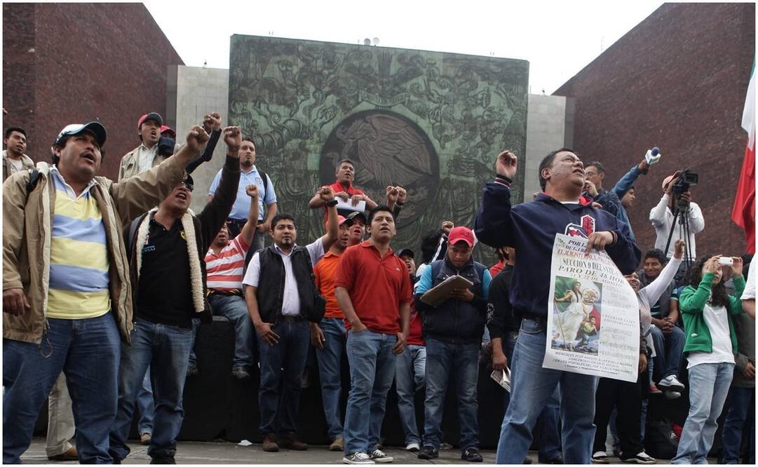 Maestros de la Coordinadora Nacional de Trabajadores de la Educación (CNTE) bloquean el acceso a la Cámara de Diputados el 21 de agosto del 2013 en protesta contra la iniciativa de reforma educativa. Foto: EFE