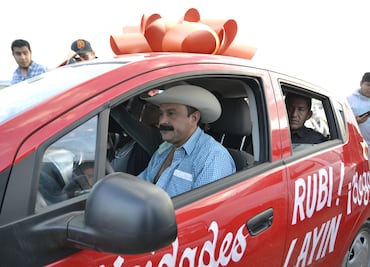 Layín regala auto a Rubí e invita a su megafiesta