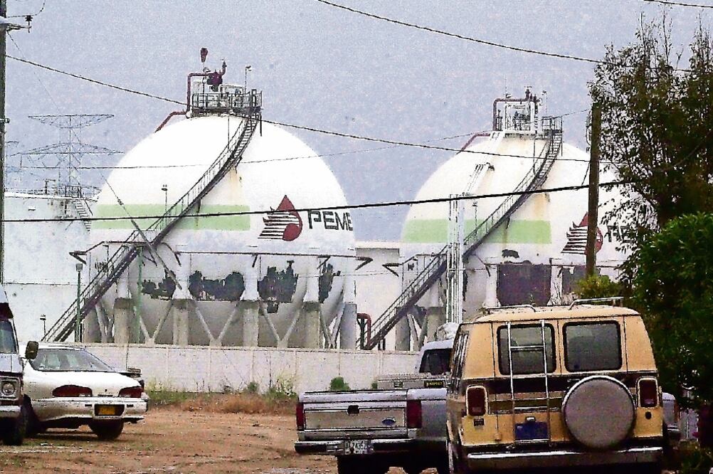 Beneficio. La CRE prevé que con la liberalización de los precios, Pemex pueda recuperar su producción de gas natural. (Archivo. EL UNIVERSAL)