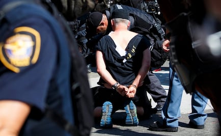 Policía se enfrenta a manifestantes cerca de Convención Republicana 