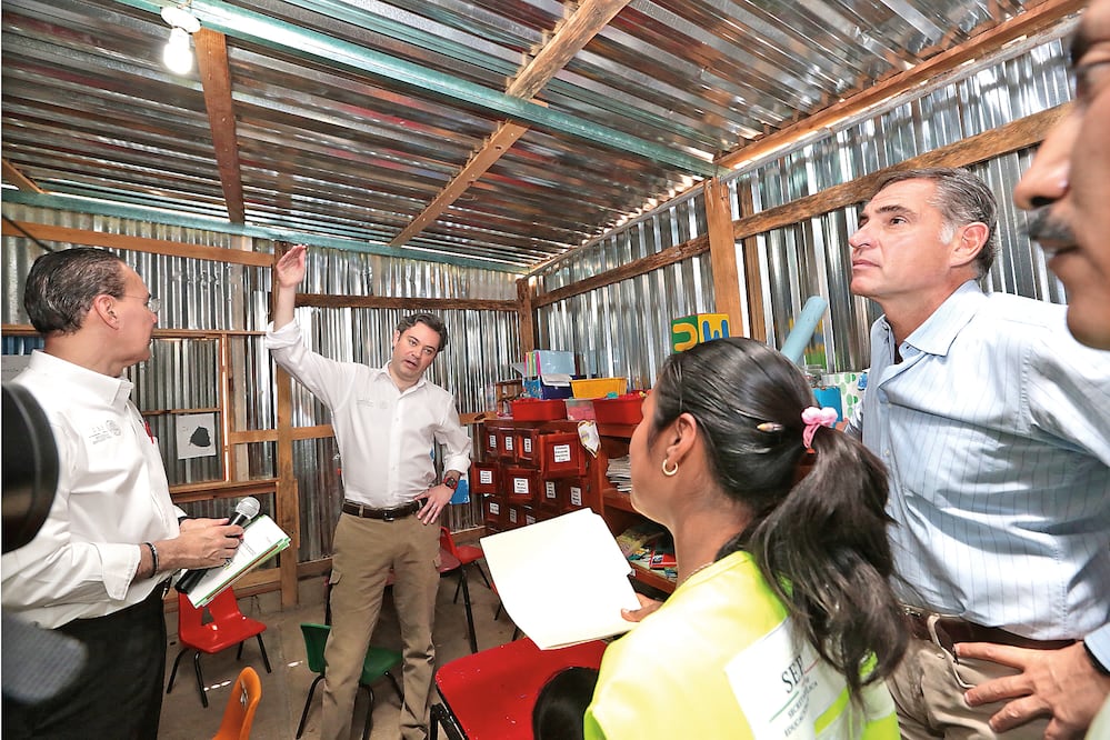 Aurelio Nuño Mayer, titular de la SEP, acompañado por el gobernador Gabino Cué, visitó la primaria rural 'Emiliano Zapata', en donde la plantilla de profesores es de la Sección 22 de la CNTE y escuchó las demandas de diálogo (SEP)