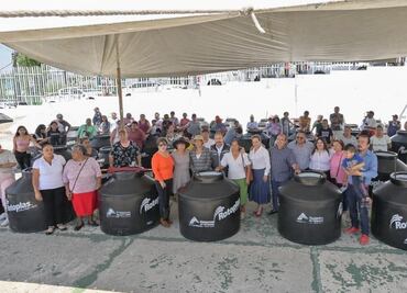 Entregan en Atizapán 300 tinacos ante reducción del caudal del Cutzamala