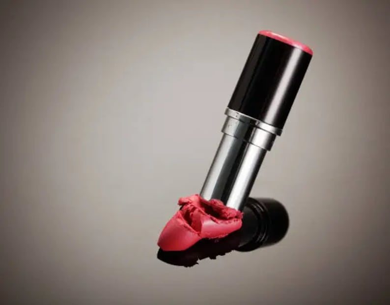 Utilizar labiales en mal estado puede provocar irritación o una reacción alérgica en los labios. Foto: Unsplash