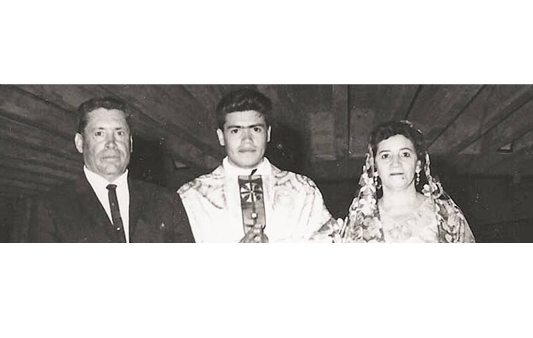 El cardenal Norberto Rivera Carrera con su padre, Ramón Rivera Chaidez, que era comerciante, y de su madre, Soledad Carrera, que se dedicaba al hogar (SIAME)